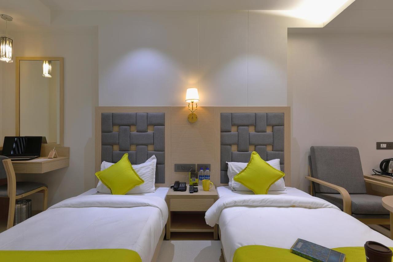 Hotel Sifat International Σουράτ Εξωτερικό φωτογραφία