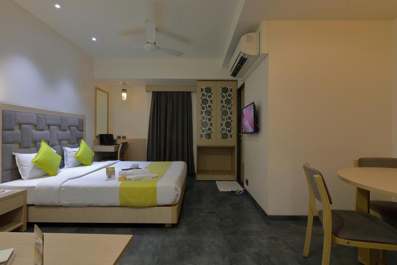 Hotel Sifat International Σουράτ Εξωτερικό φωτογραφία