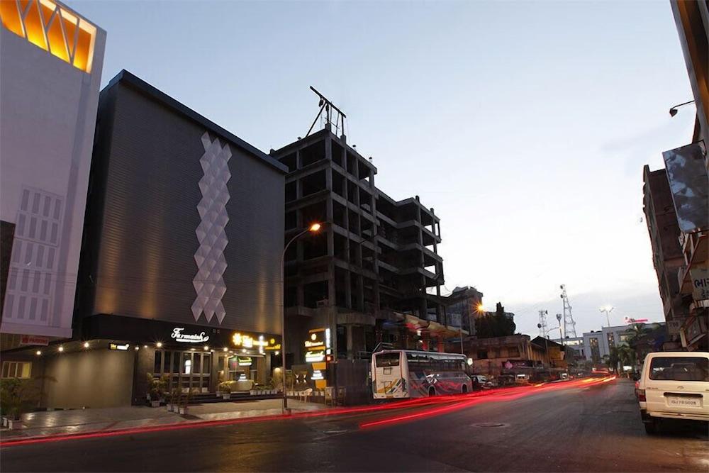 Hotel Sifat International Σουράτ Εξωτερικό φωτογραφία